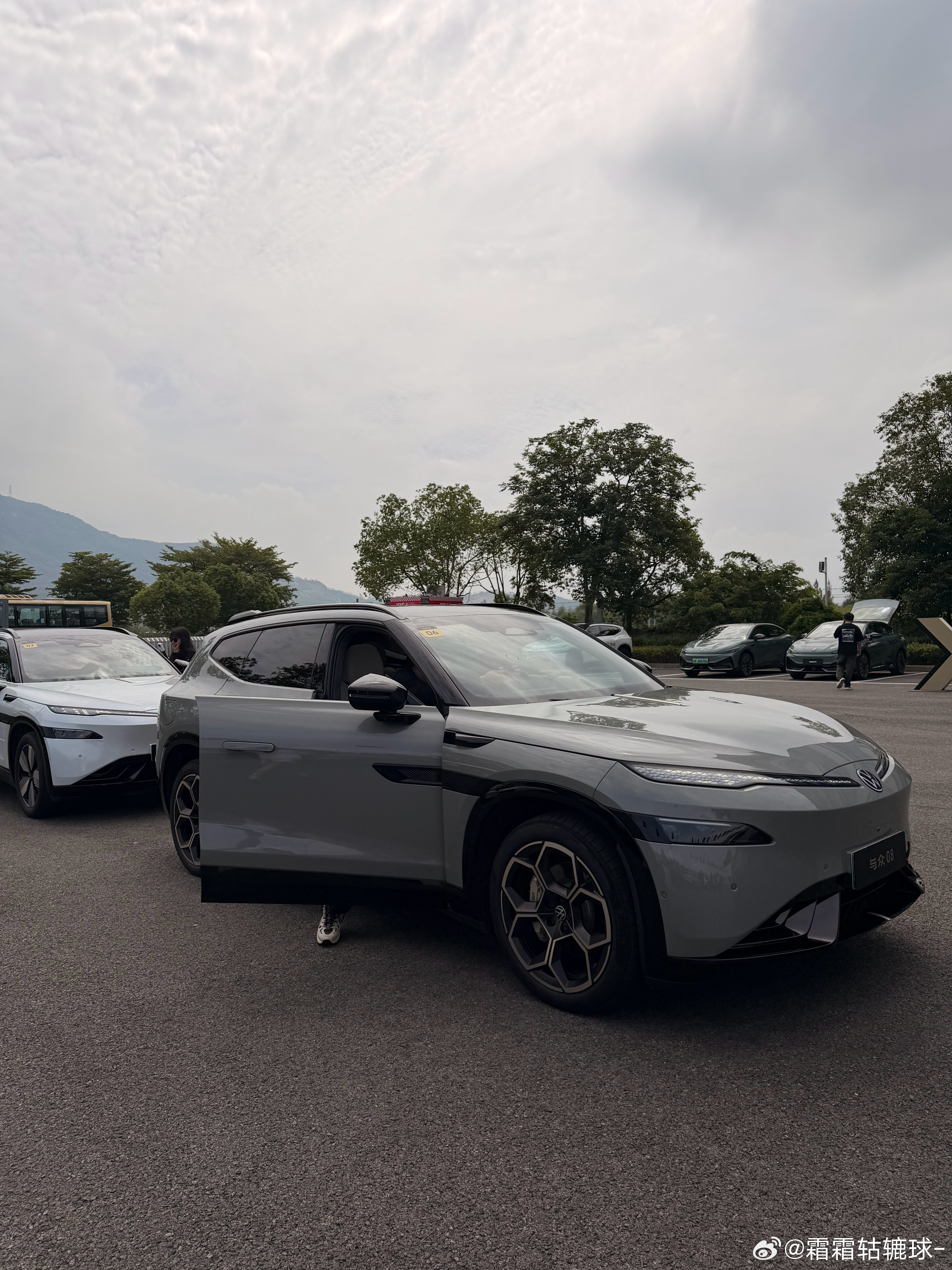 第二次来厦门赛道，发车区时才发现，与众08的车色选择好多。尽管蛮多人诟病这套前脸
