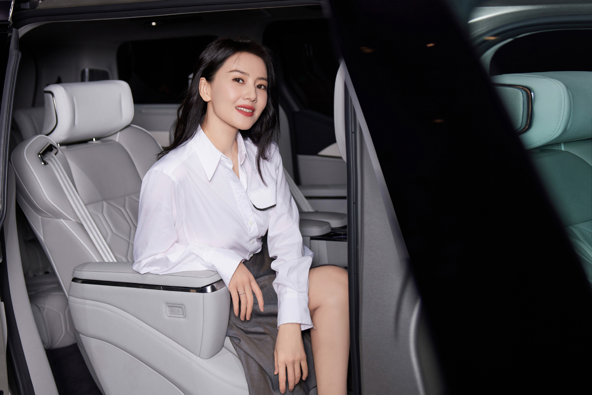 谁还没刷到过“便宜衣服才显年轻”的热帖啊？高圆圆 但刷到姐姐的这几组造型，突然悟