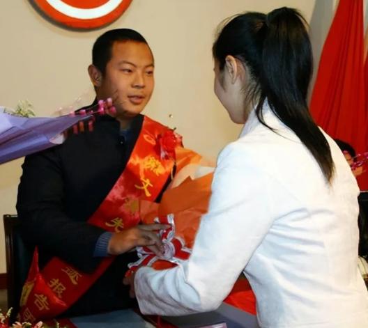 2006年，江西一女子车祸后昏迷半个月，当她醒来后，她对母亲艰难地说道：把我从车