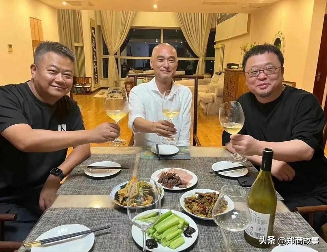 锤子大佬罗永浩亲自下场
锤实体餐饮--
西北菜头部品牌西贝莜面村
这场好戏估计是