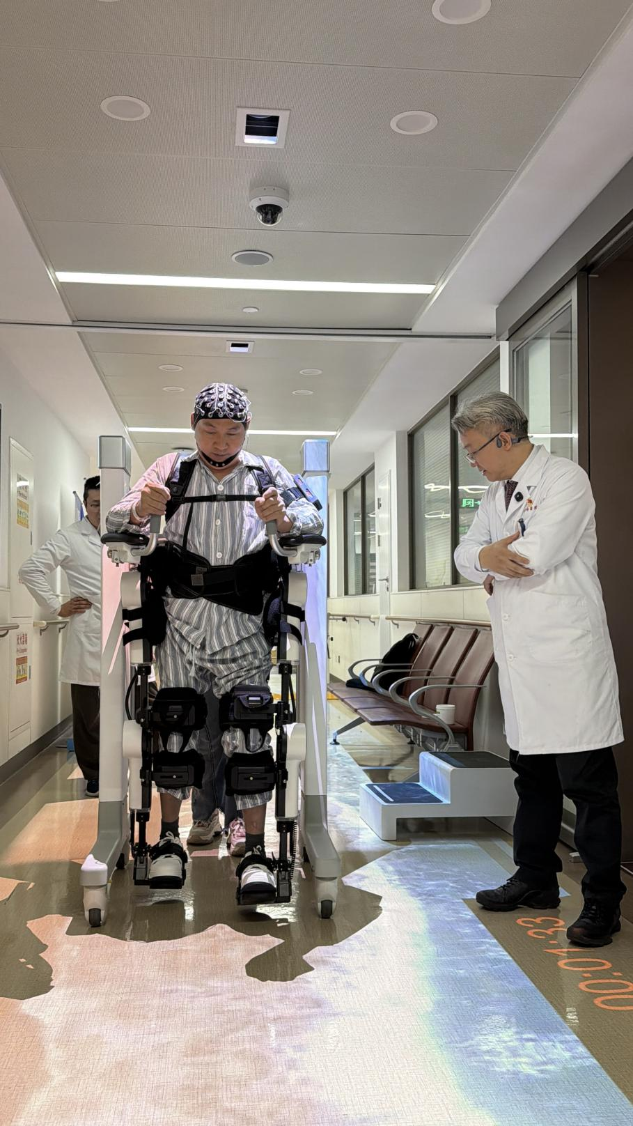 瘫痪遇上脑机接口：靠意念抬腿，一场“直立行走”试验