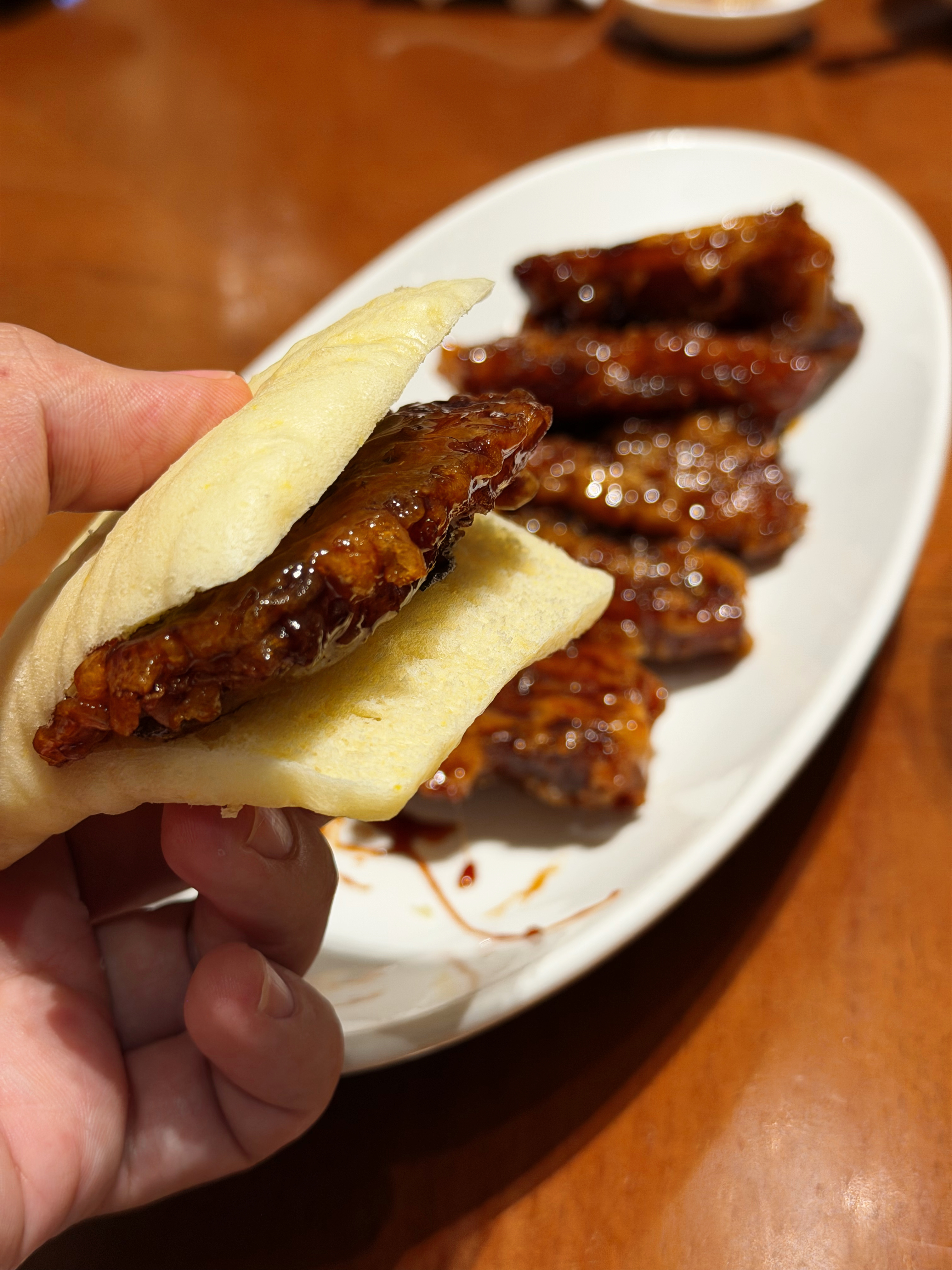 嵊州也太好吃了吧！！！阿丁豆腐包苦尽甘来拿铁梅菜干烤饼饼夹秘制黑猪肉绿一叶烧烤炸