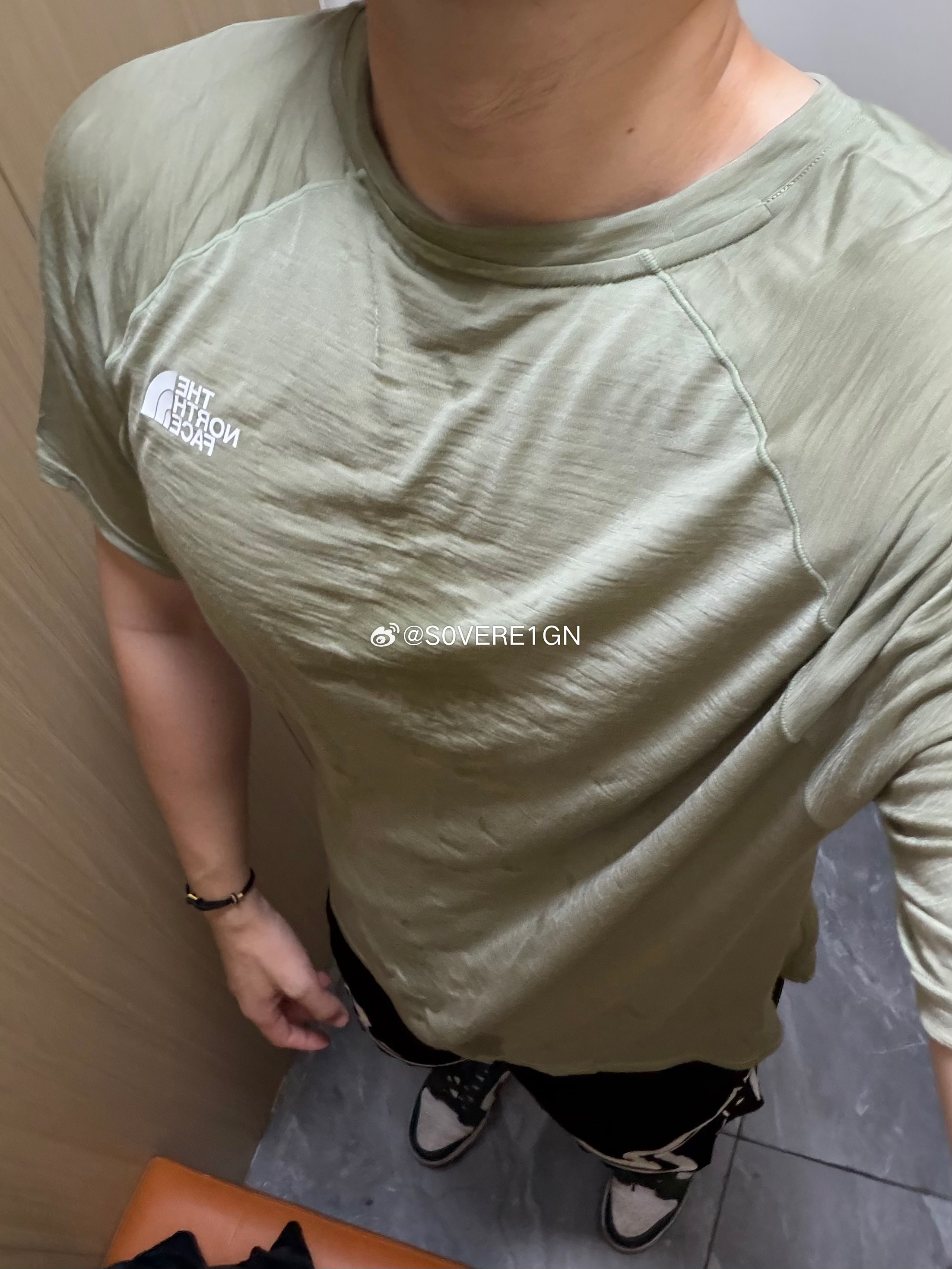 夏天的健身房人多的时候真的又闷又臭 