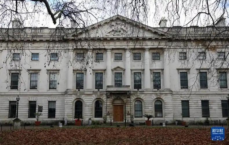 中国外交部发言人林剑表明，如果英国政府不批准中国在英国新建大使馆，中国将坚决维护