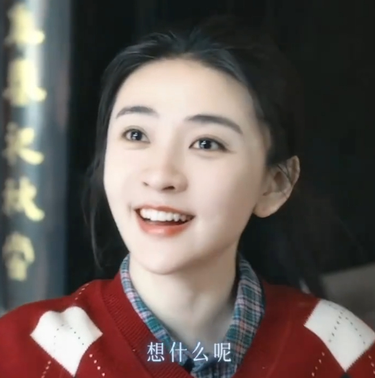 梁洁新剧演妹宝 梁洁新剧里的妹宝文江燕太可啦！戴着舞狮头套一亮相，萌翻一众观众。