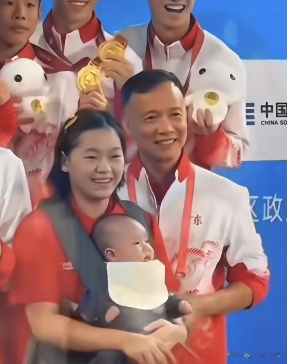 全红婵在广东训练队的那一幕，实在让人忍不住喜欢她。她和队友相处得极为融洽，对待队