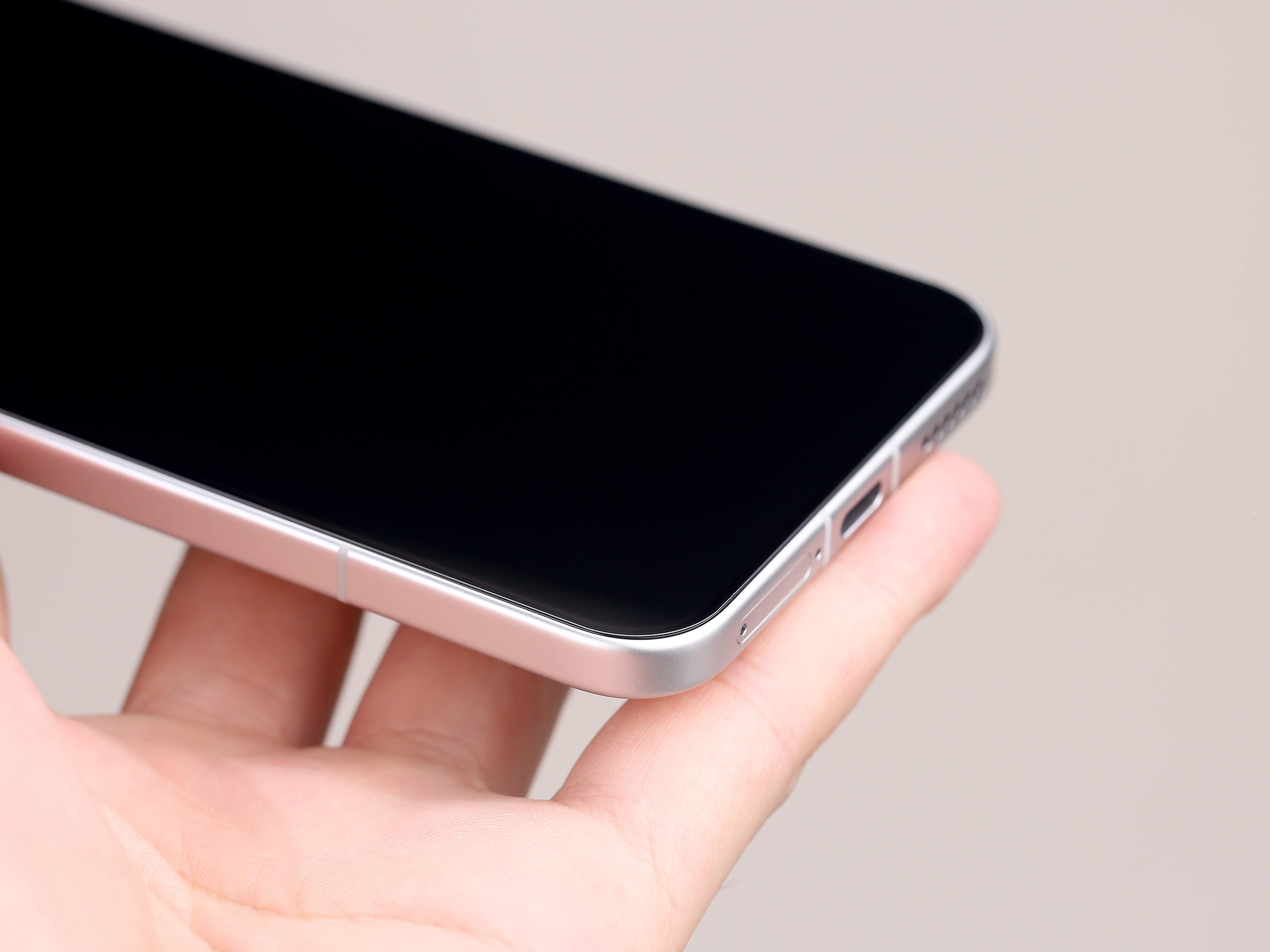 荣耀 Magic8 Pro Air PET AR 膜超大覆盖，兼顾了轻薄感，也提