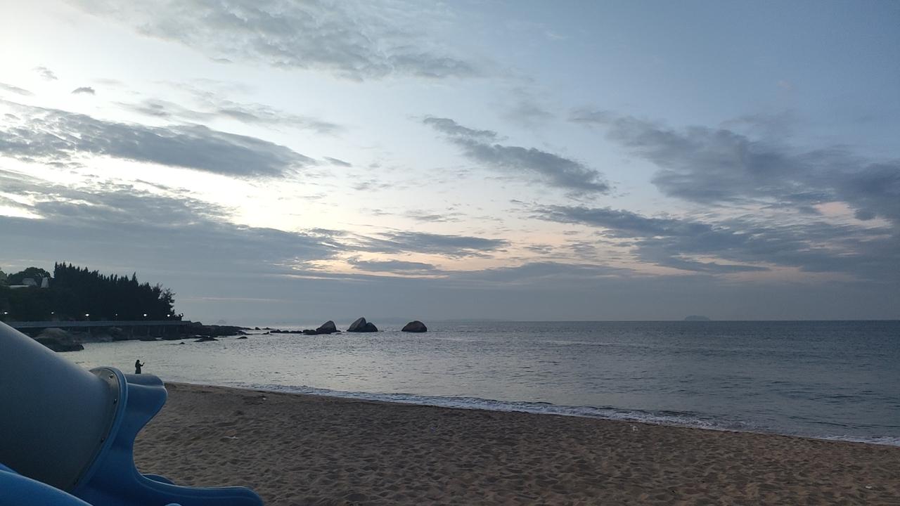 听说巴威台风又想来福建显威，福州的镇海楼通宵灯火通明，厦门和泉州的郑成功严阵以待