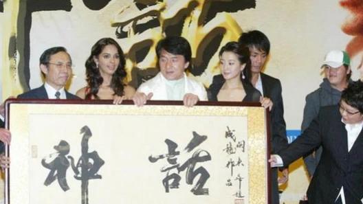 成龙与朱之文，这两位熠熠生辉的明星，不仅在影视与音乐领域留下了深刻的印记，更在书