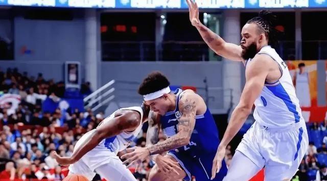 上海队拿下23连胜圆满收官，广州队则是惊险搭上了季后赛的末班车，这俩队的反差直接