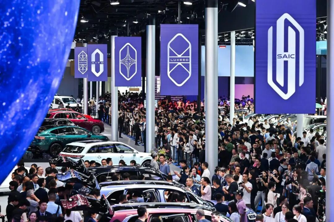 芯片、机器人、AI眼镜，造车新势力要讲新故事 | 电厂