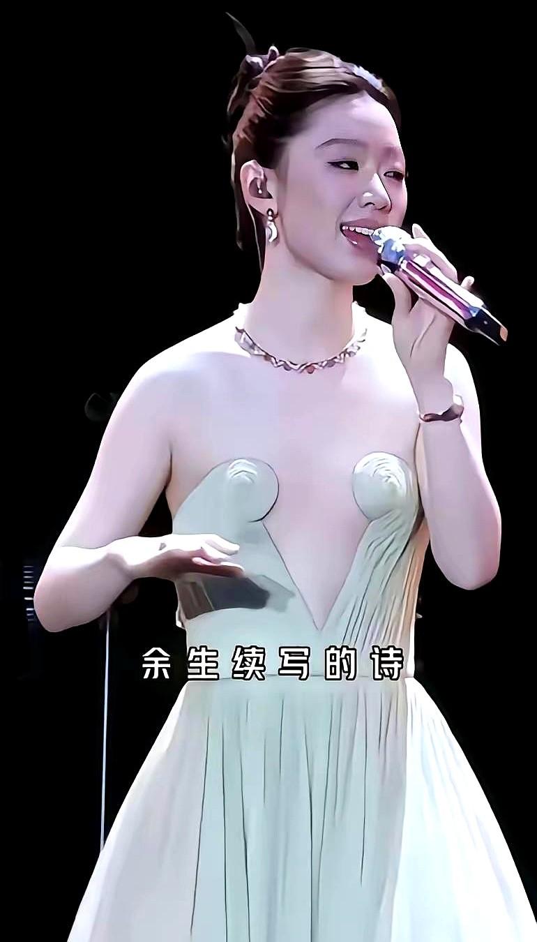 单依纯这礼服，造型师是认真的吗？

真的，直接把我看傻了。

妹妹明明是靠嗓子吃