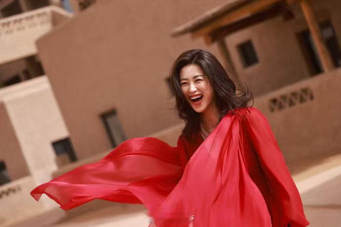 钟汉良朱珠亲密戏幻视沙漠旅拍许蜜语淋雨之后意识恍惚，意外坠入唯美幻境。一袭红裙独