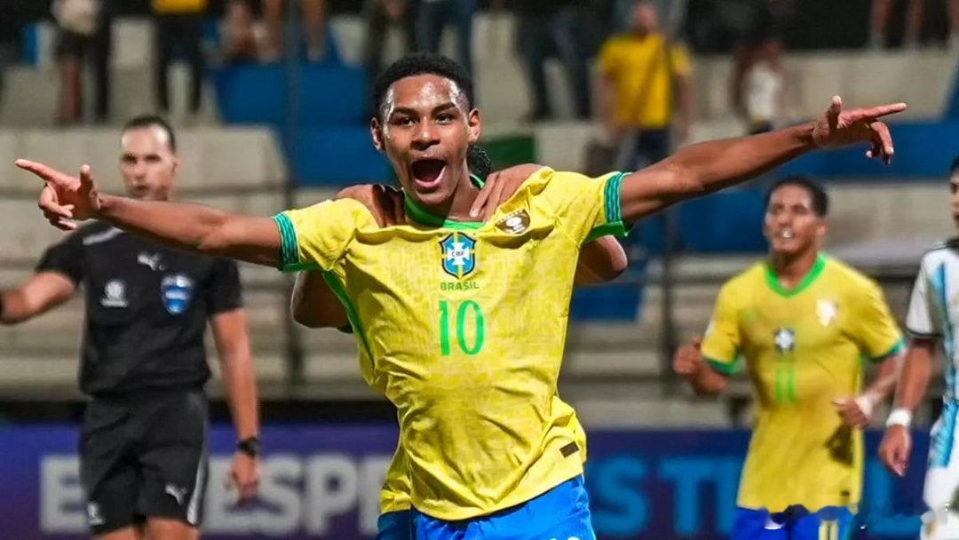 西媒：巴西16岁小妖签约超级经纪人，巴萨曼城抢人大战升级据《每日体育报》消息，帕