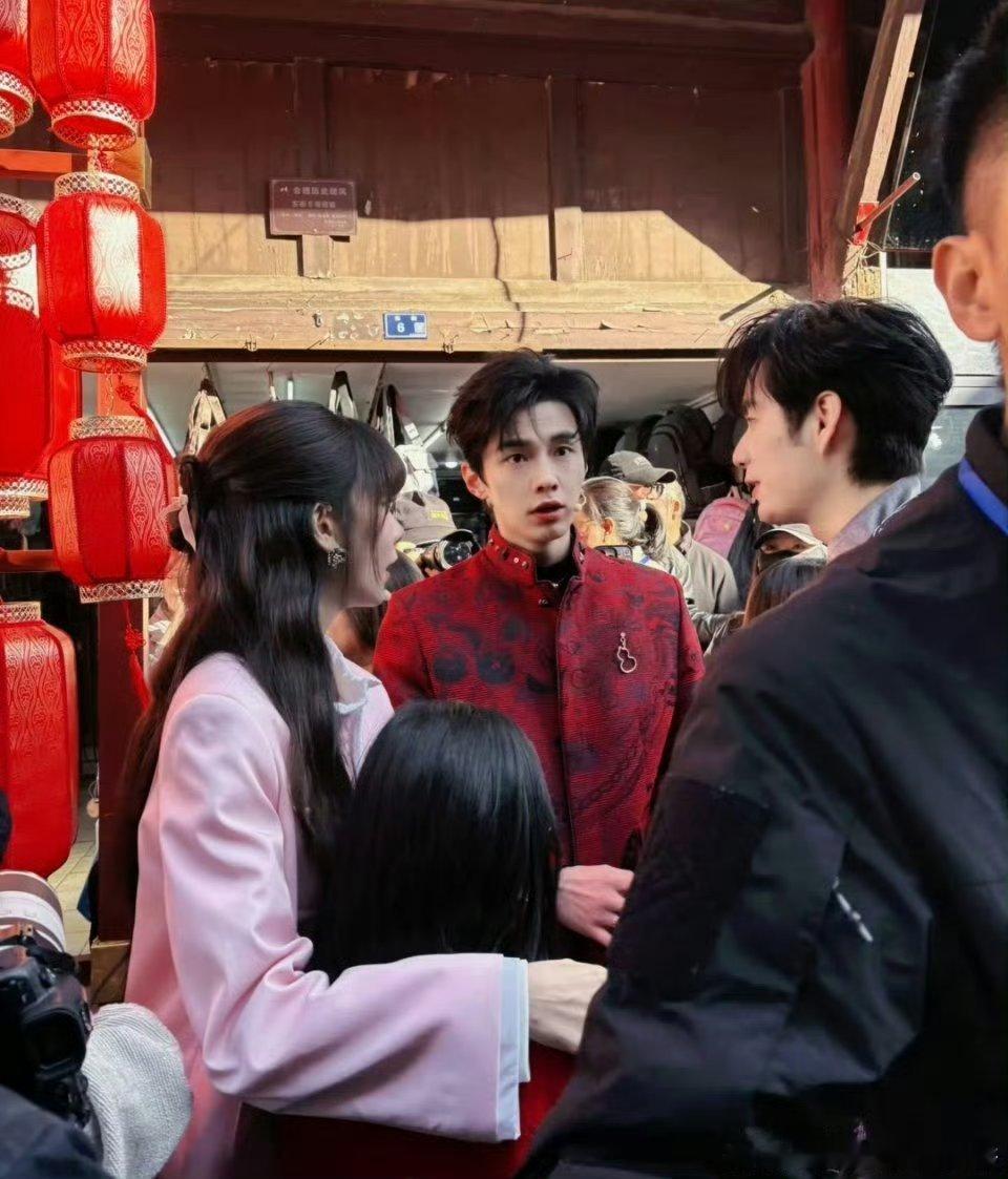 何与今天录制央视节目《欢欢喜喜过大年》路透 ，红色新中式好帅 