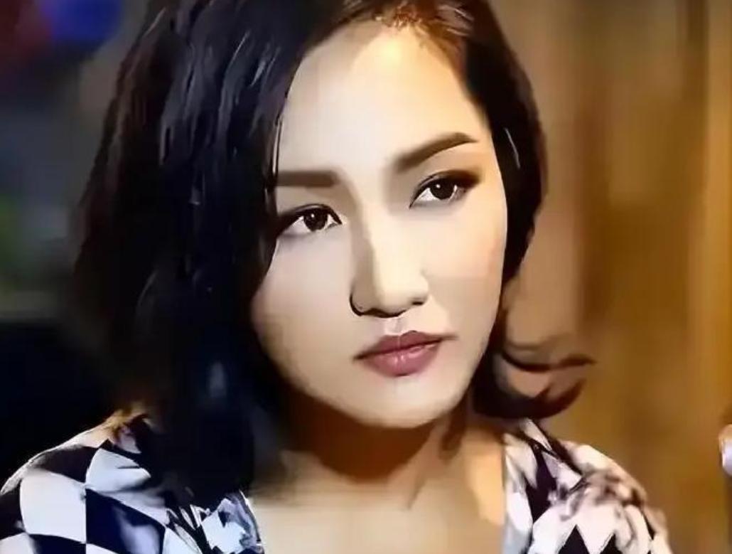 1998年，瞿颖拿出10万元在常德给哥哥买下三居室婚房。同一年，她在北京接广告、