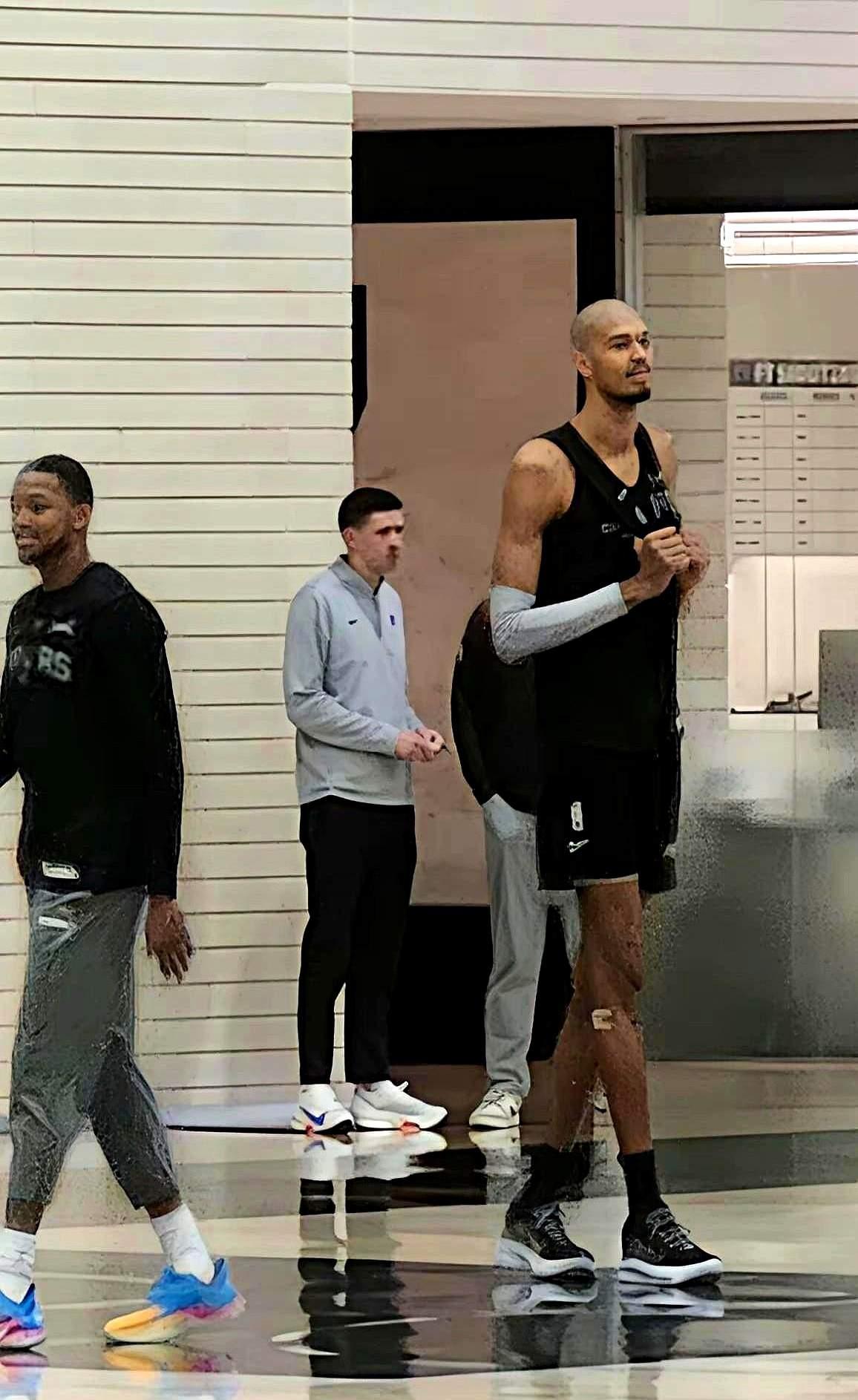 文班亚马的高度会有多高？
三年时间，文班亚马已从那个瘦长的天才少年，进化为能单换