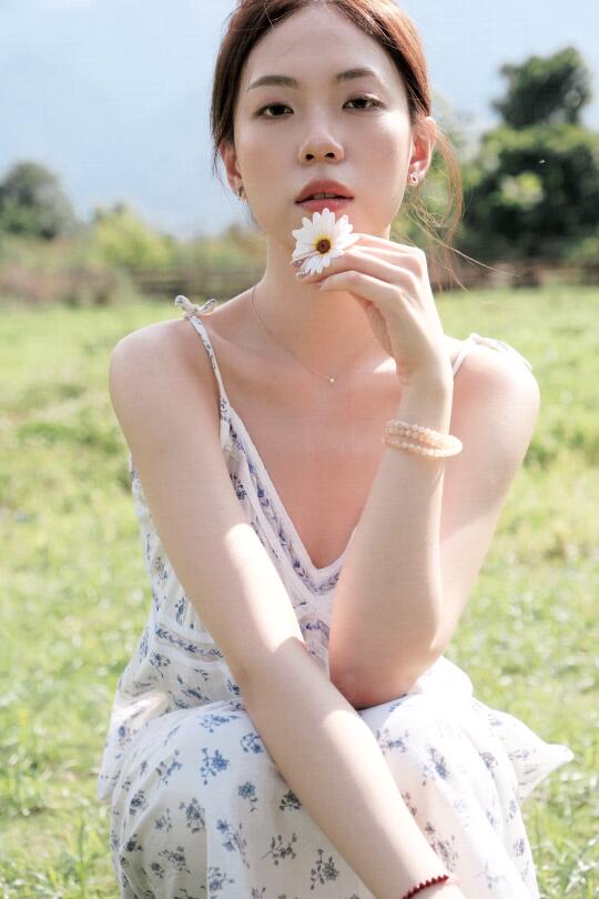 在野花丛里拍到了人生照片🌷