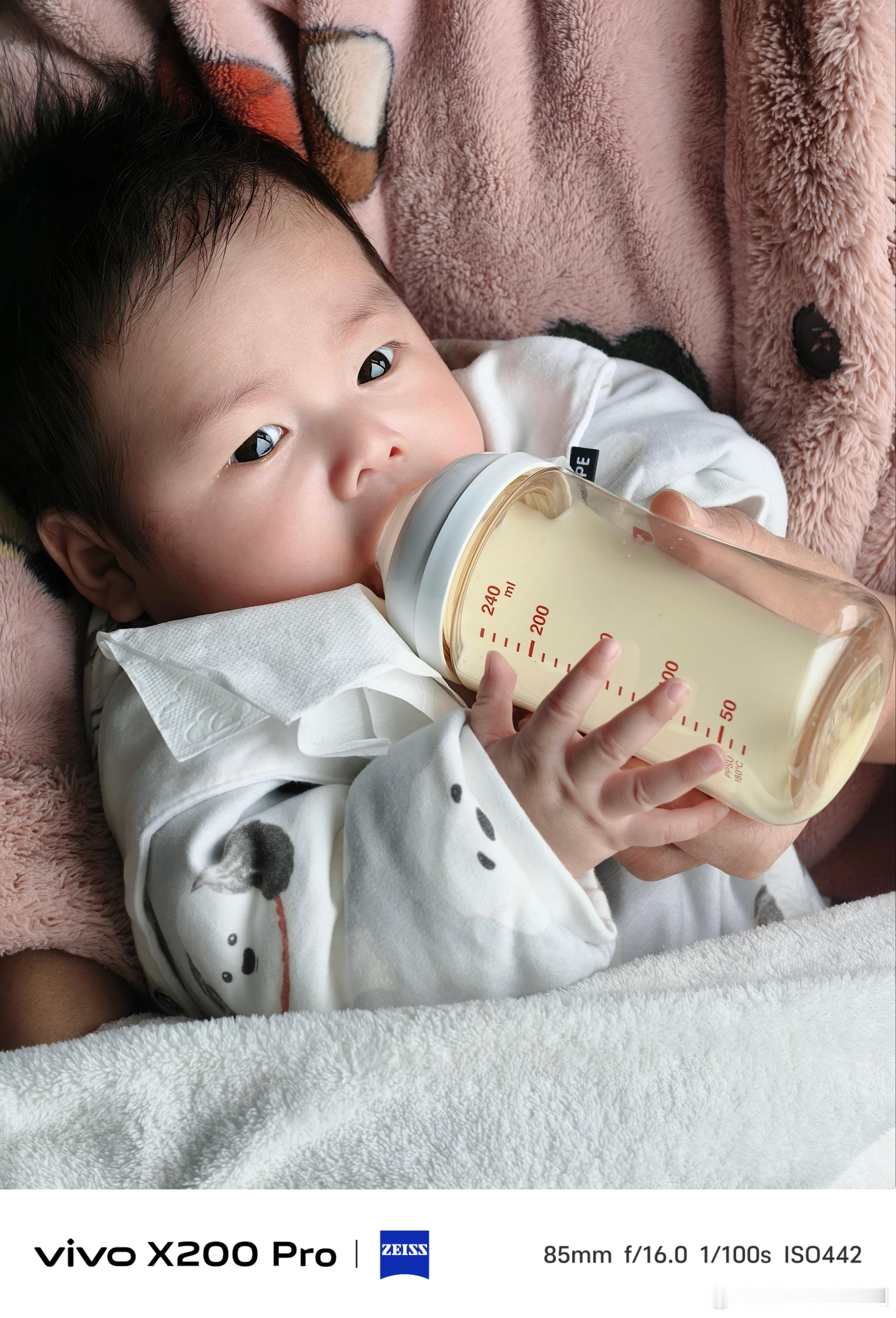 认真干饭的麦总和认真冲奶粉的奶爸  