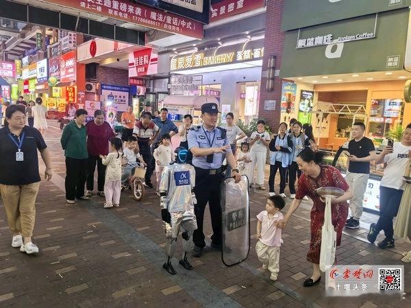十堰 十堰夜市来了个“机器警察” 能巡街还能喊话静音护考十堰爆料 秦楚网秦楚网-