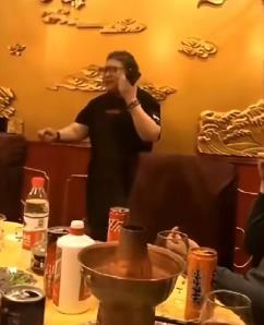 看看身后这面墙，都是金色浮雕；再看看桌上，茅台酒随便喝，能猜出这顿饭要花多少钱吗