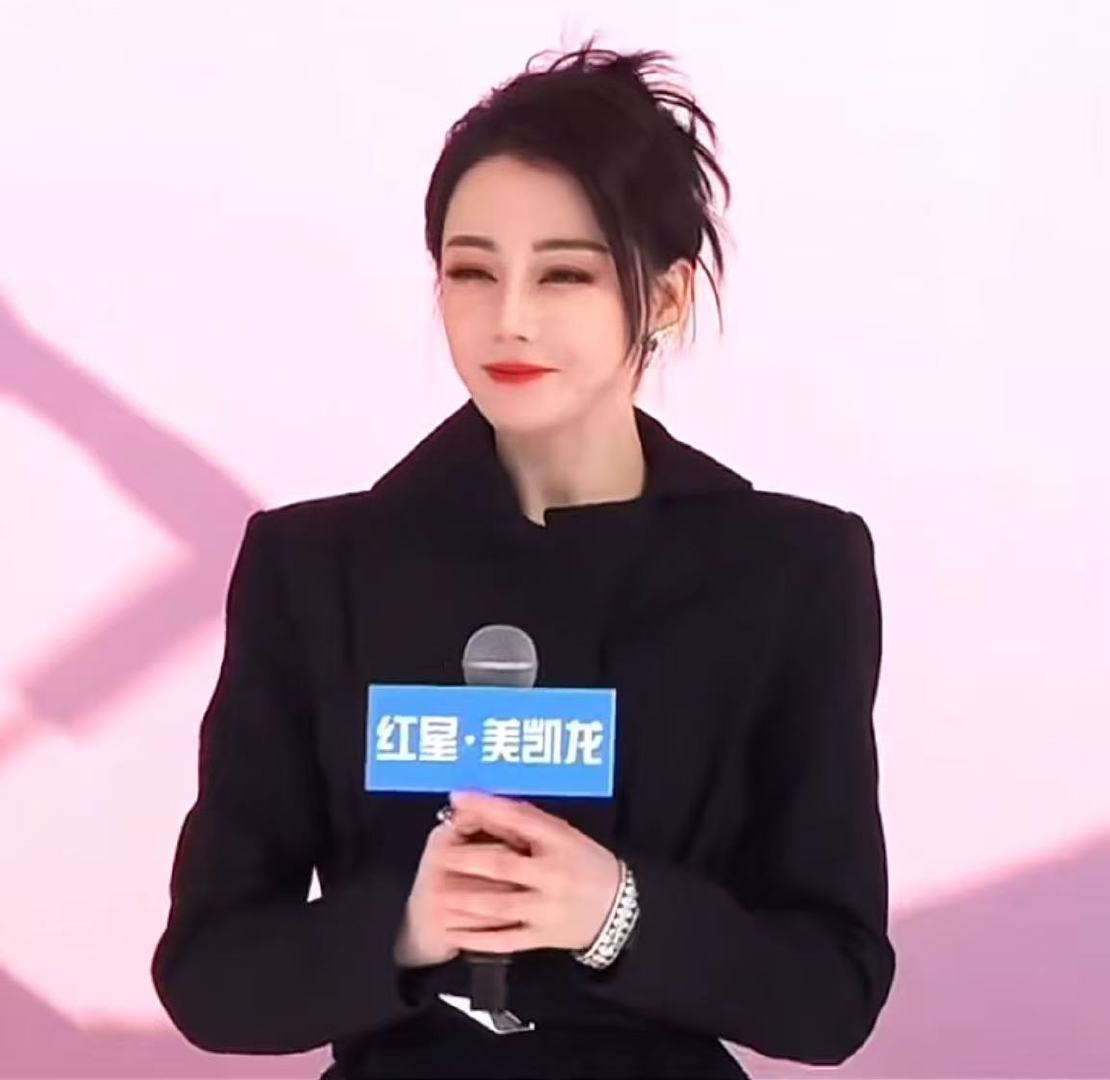 迪丽热巴酷飒与美丽兼备