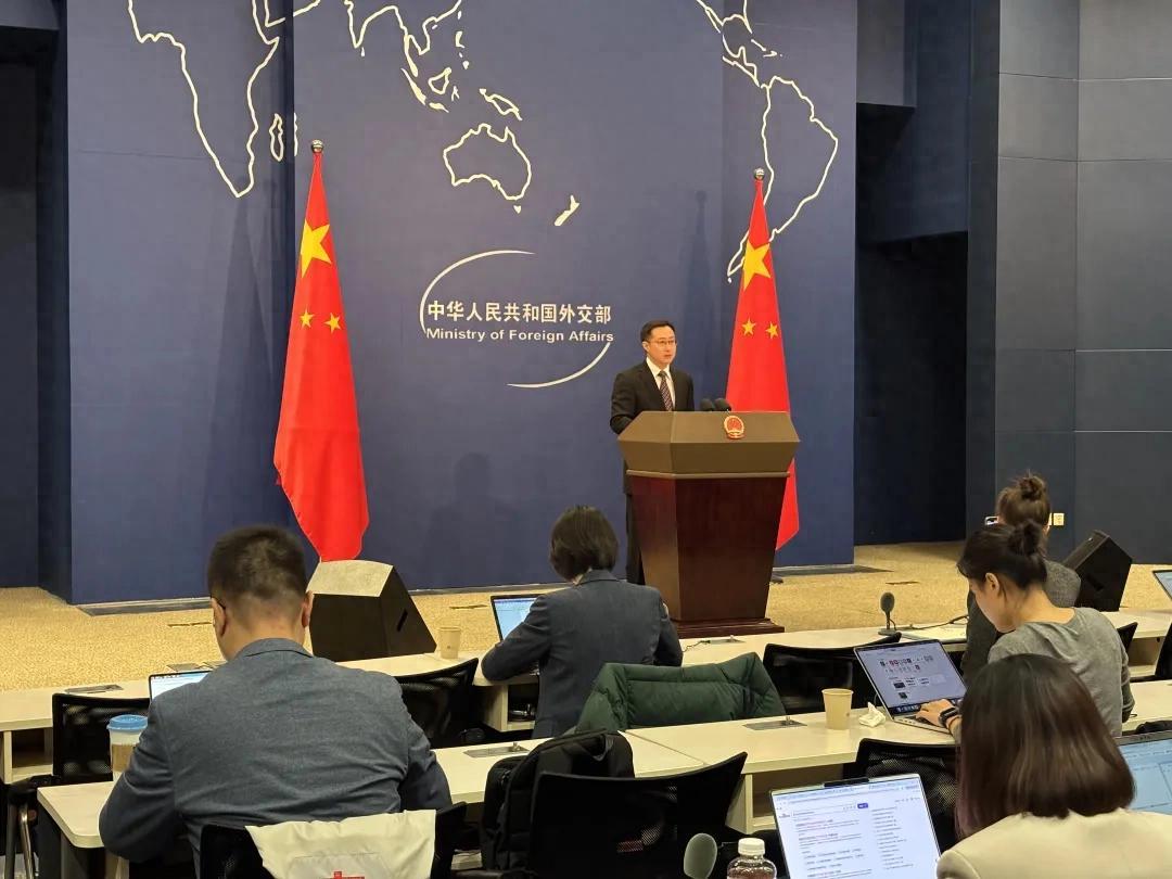 谁能想到？美以联手对伊朗狂轰滥炸24天，最后先撑不住“举白旗”求谈判的，居然是不