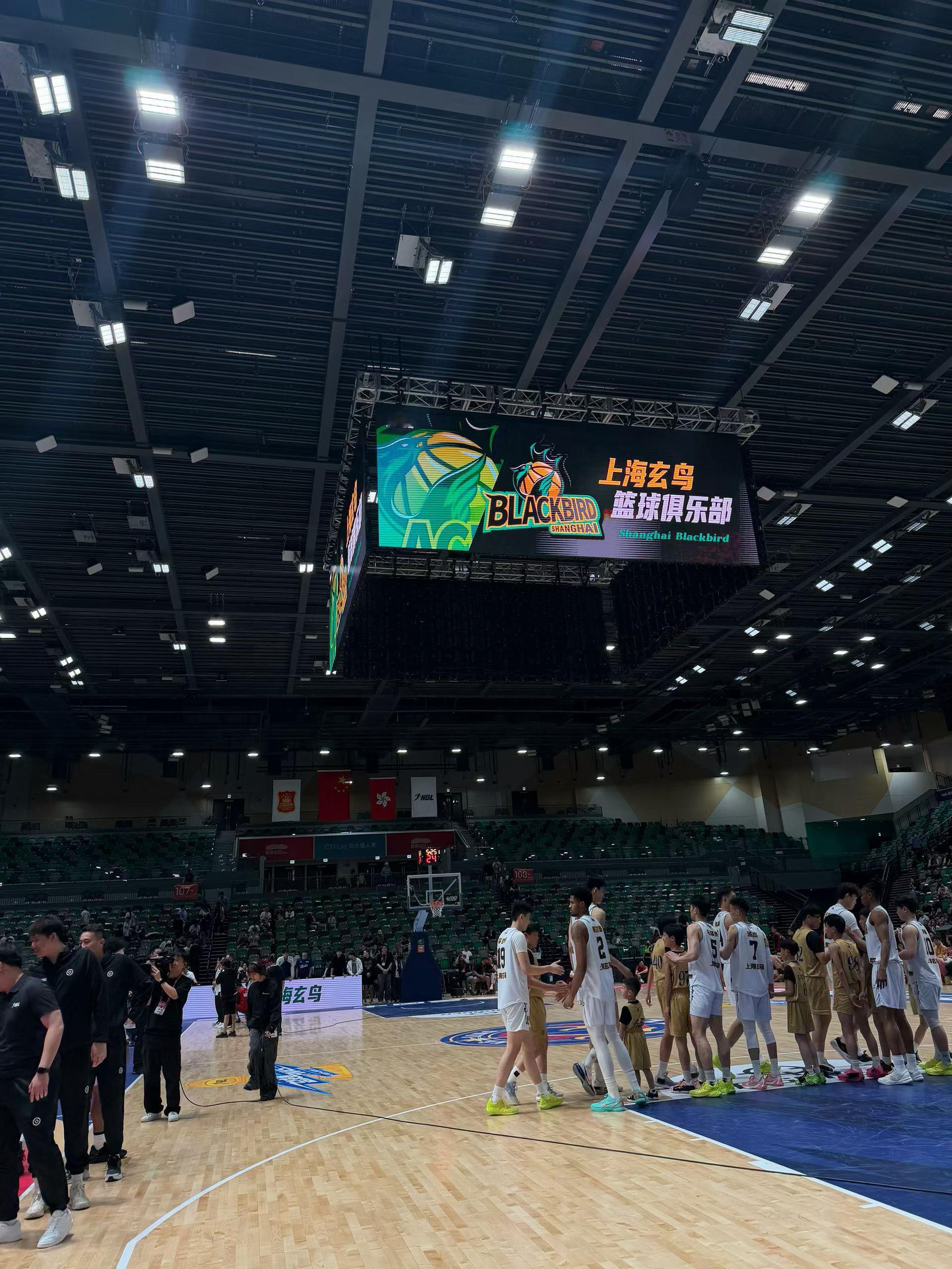 建队元年，即进决赛。虽然最终未能登顶，但对上海玄鸟男篮而言，依旧称得上是一个无比