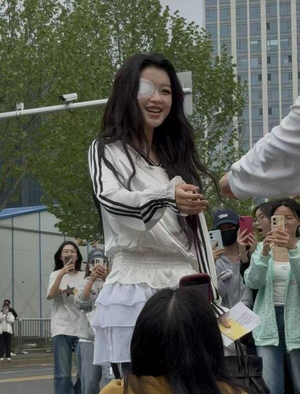 孙怡气得麦粒肿了孙怡也太可爱了，气到直接长麦粒肿，心疼又好笑，快好好休息降火，期