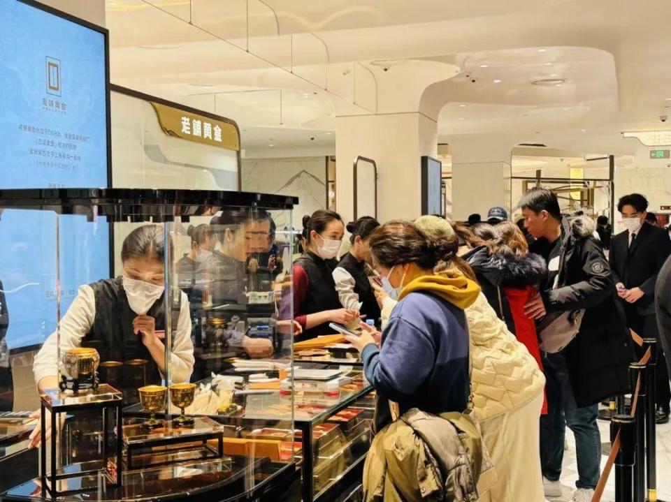 自从去年创下历史新高之后，“黄金界爱马仕”老铺黄金这一年，可谓流年不利，一年市值