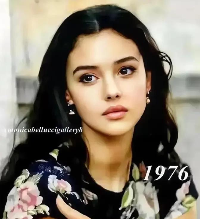 1976年的镜头对准意大利小镇，12岁的莫妮卡·贝鲁奇站在巷口，卷发垂在肩头。