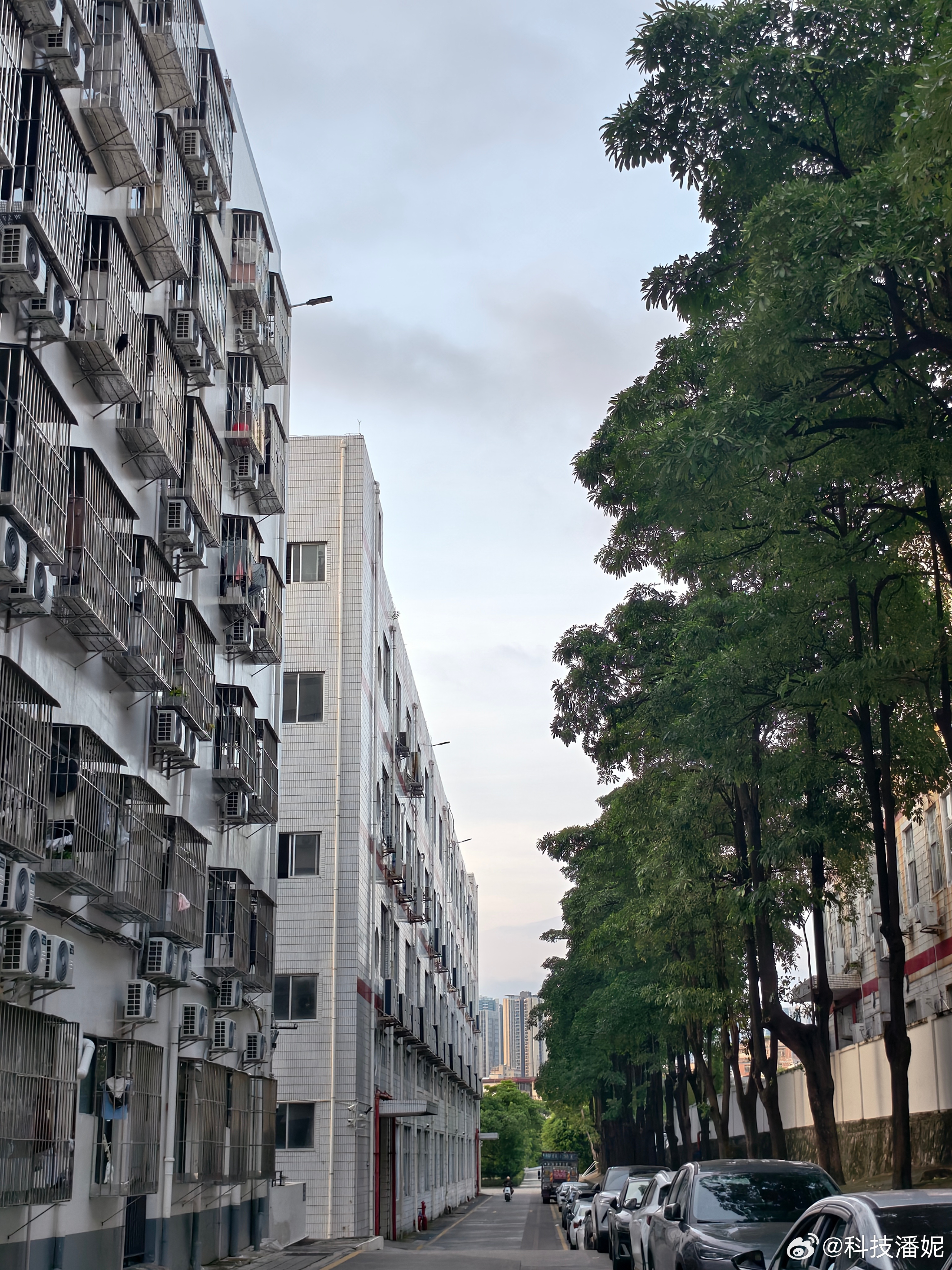 GO GO GO赶早班机一不小心起晚了慌慌张张冲向地铁站还是错过了前一班只能原地