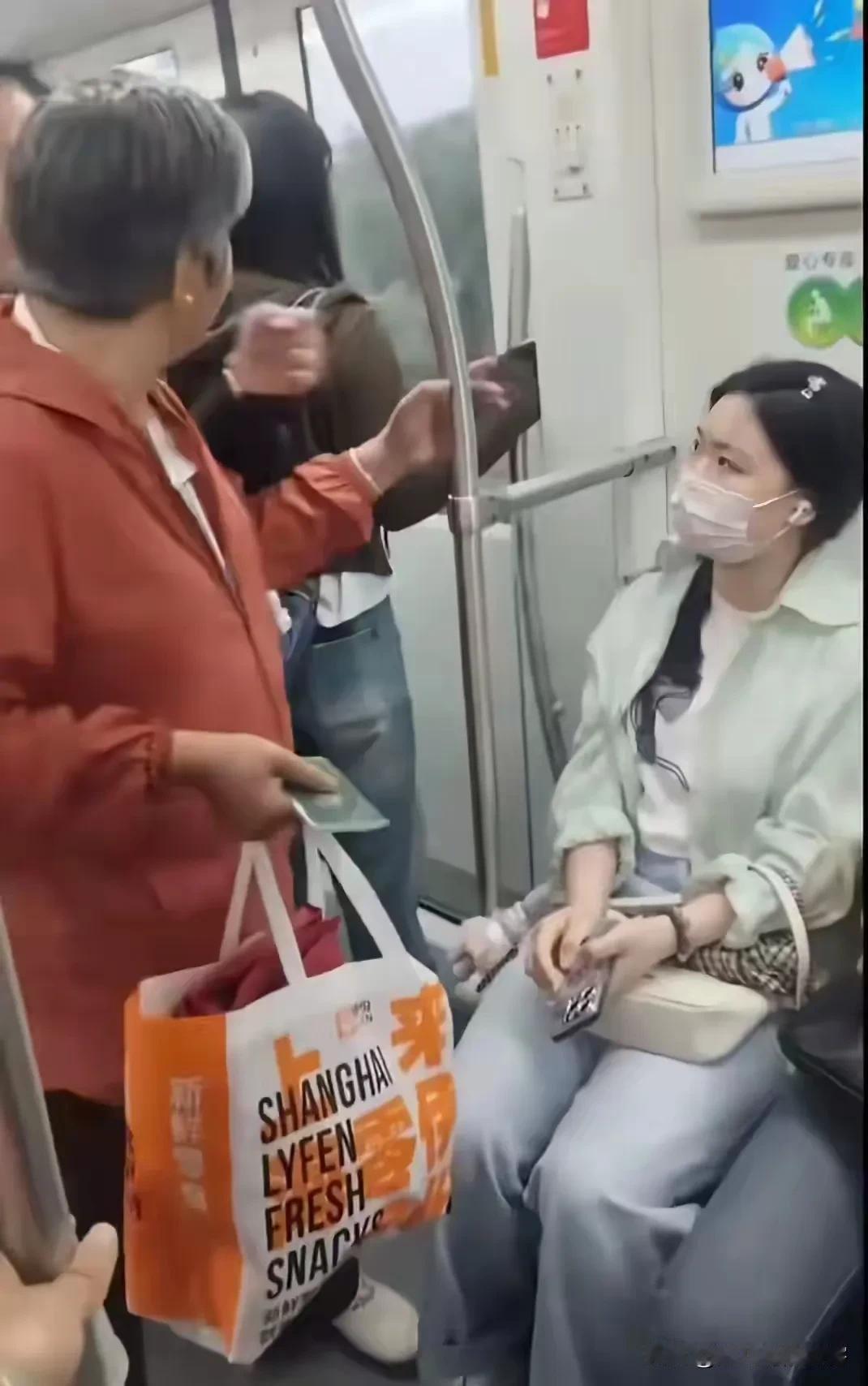 [笑哭]全国地铁都一样。我们地铁也有爱心座，从来没空过还都被年轻人给抢了，爱心座