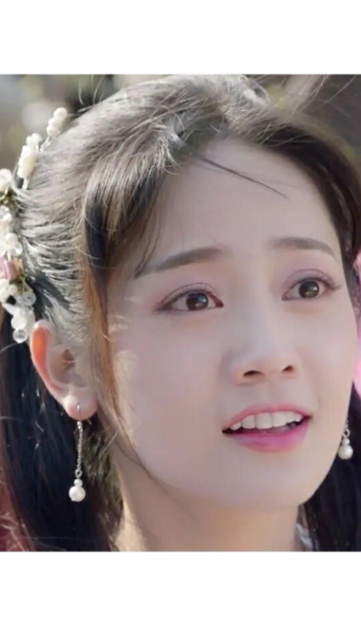 郑湫泓：清纯之韵，可爱天成
 
郑湫泓于演艺圈中独树一帜，仿若春日初绽的雏菊，满