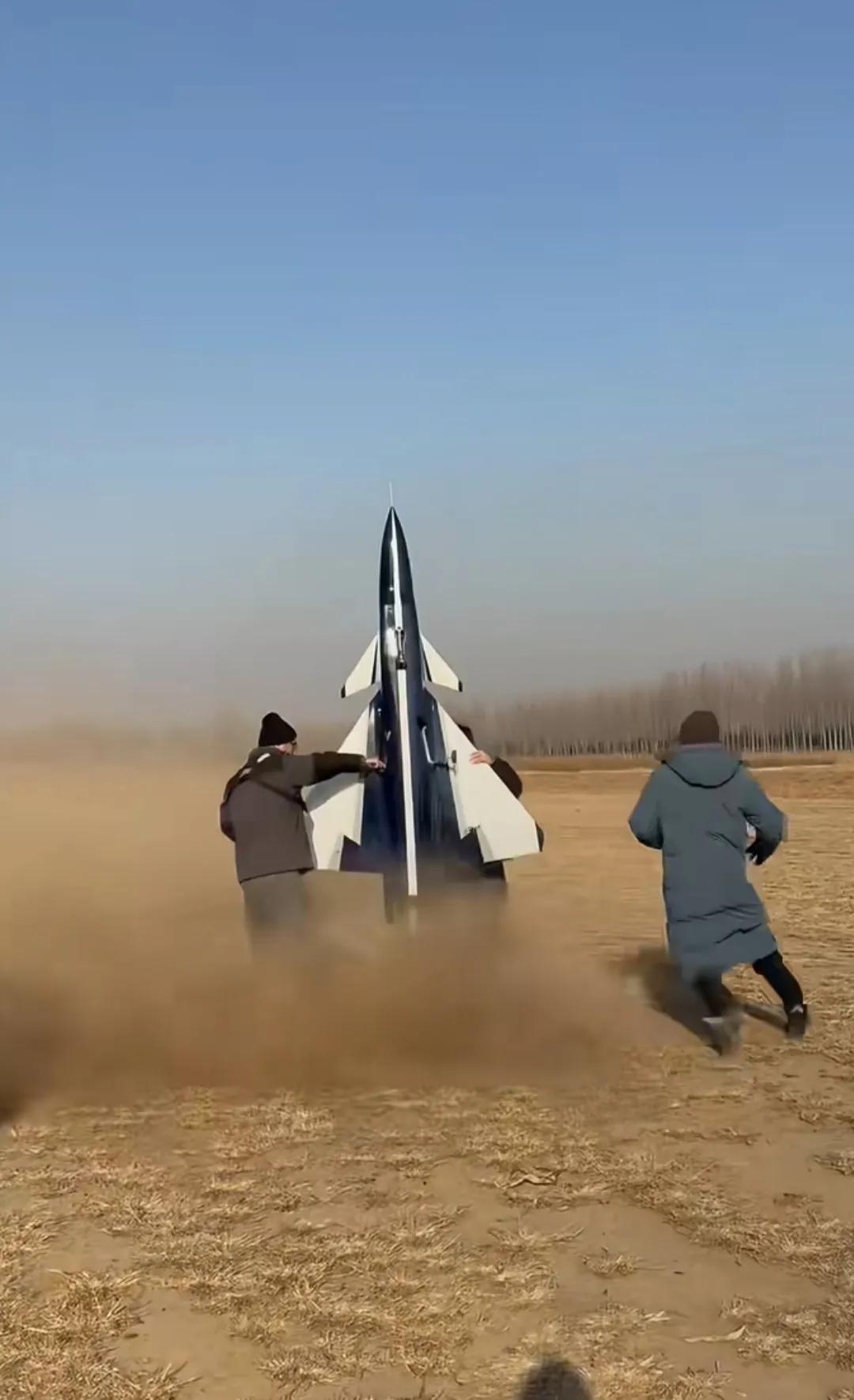 这么大一个玩具飞机，应该不便宜吧？两千块能入手吗？