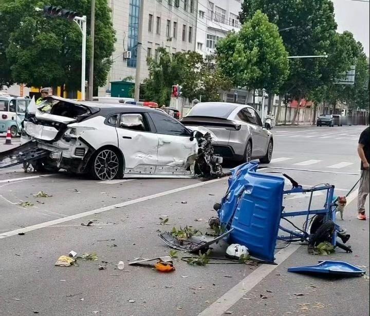 醉驾撞死环卫工涉事人员被刑拘这两个环卫工人真是倒了八辈子霉，喝酒了你叫代驾呀，这