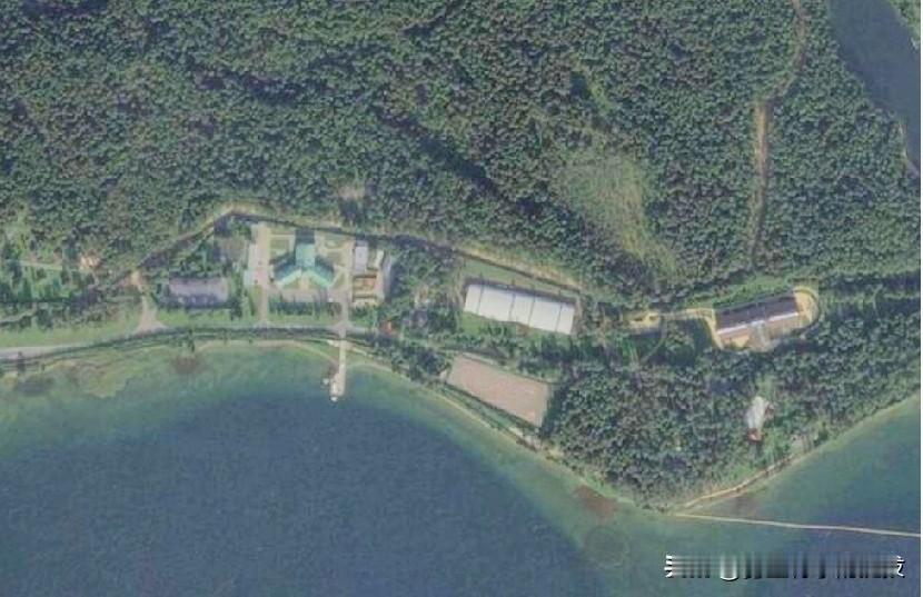 特朗普说他不相信乌克兰袭击了普京的住所。
路透空军一号1月4日电——美国总统唐纳