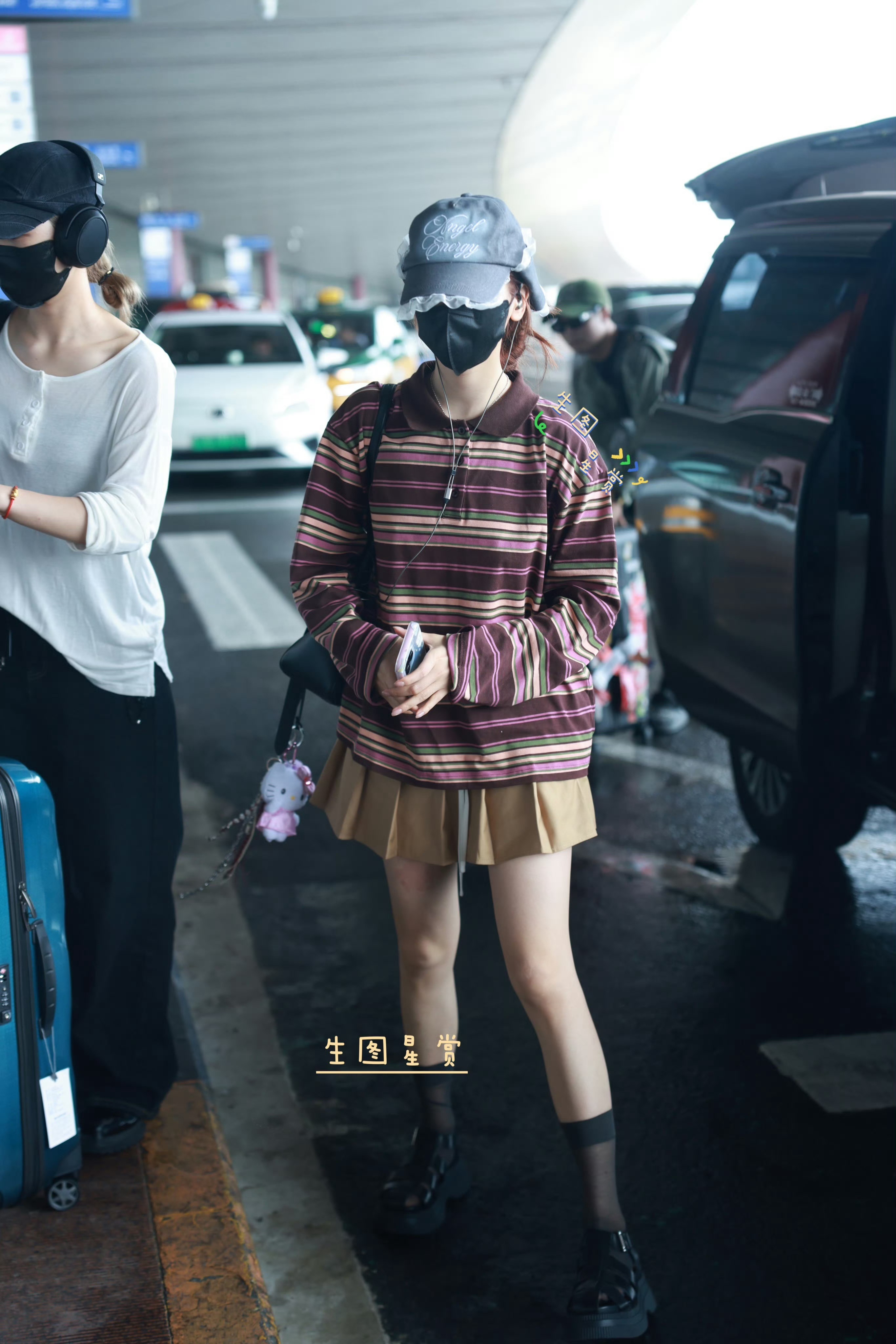杨超越 🖤 250728pek出发生图，黑丝短袜 ​​​