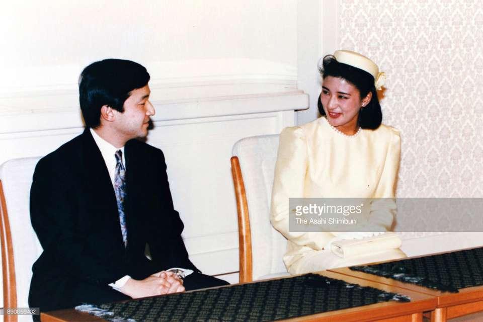 1993年，日本新皇后雅子在太子妃时期与皇太子召开订婚记者会 