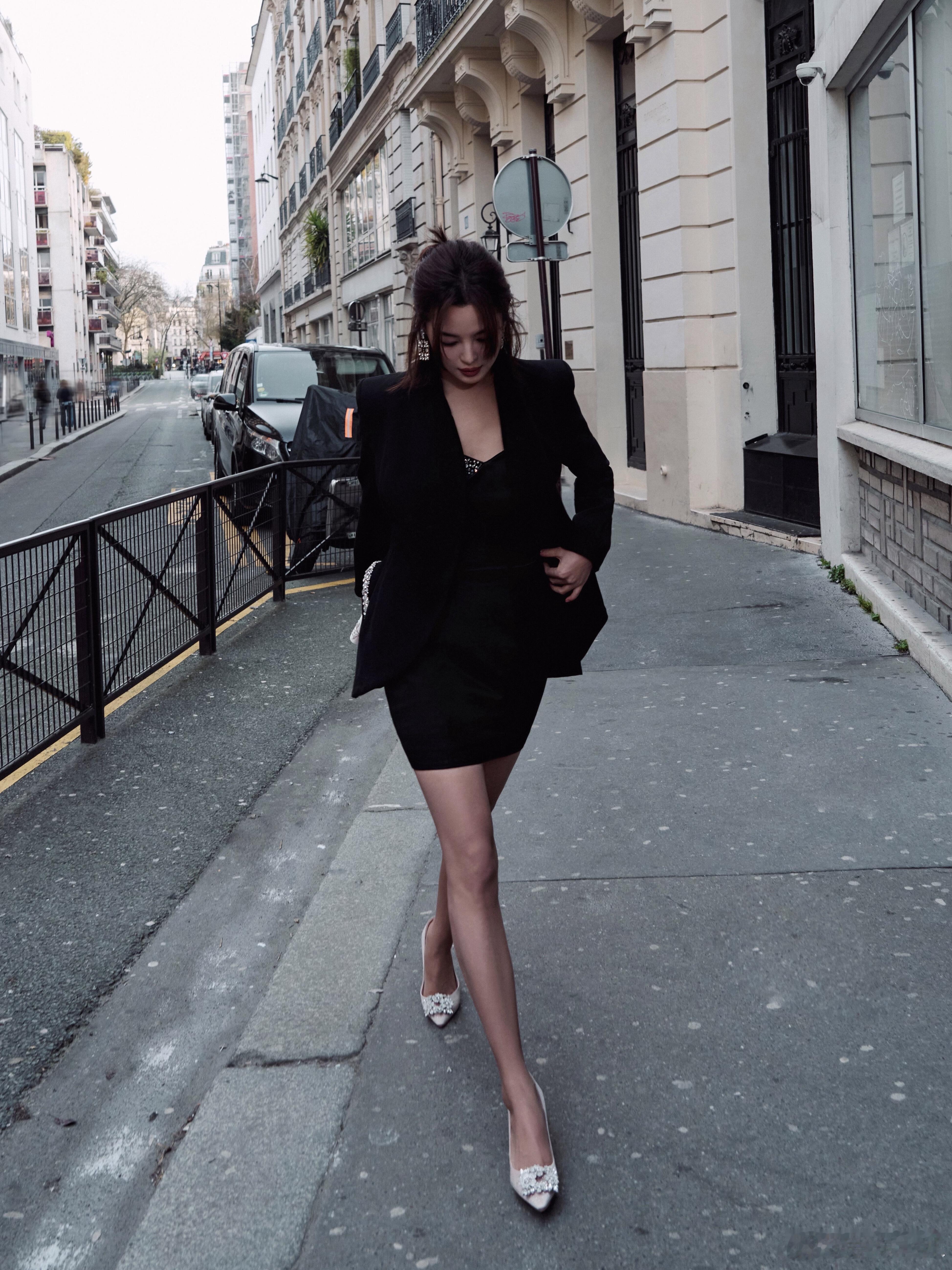 辛芷蕾巴黎时装周街拍，精英感拉满！作为Roger Vivier全球代言人亮相巴黎
