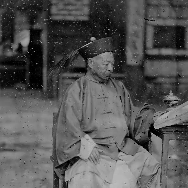 1871年正月，宁夏金积堡。

一个男人自缚双手，走进清军大营，跪倒在地，说：我