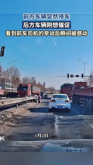 这事就发生在临沂的一个普通路口。后车司机小李说，当时他跟在一辆小车后面，绿灯亮了