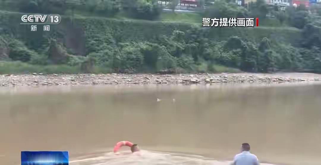 危难见真情，烈火识真金。生活里的意外永远猝不及防，汹涌江水肆虐之际，究竟是谁为普
