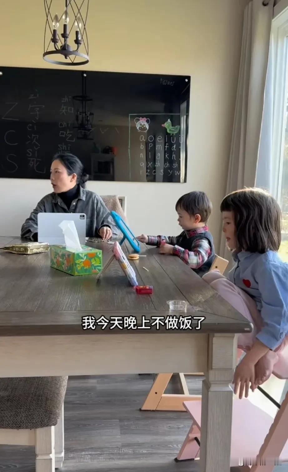 谁说爸比没有脾气？！细节说明问题: 
爸比下班回来，看到水池里还有碗没刷，似乎有