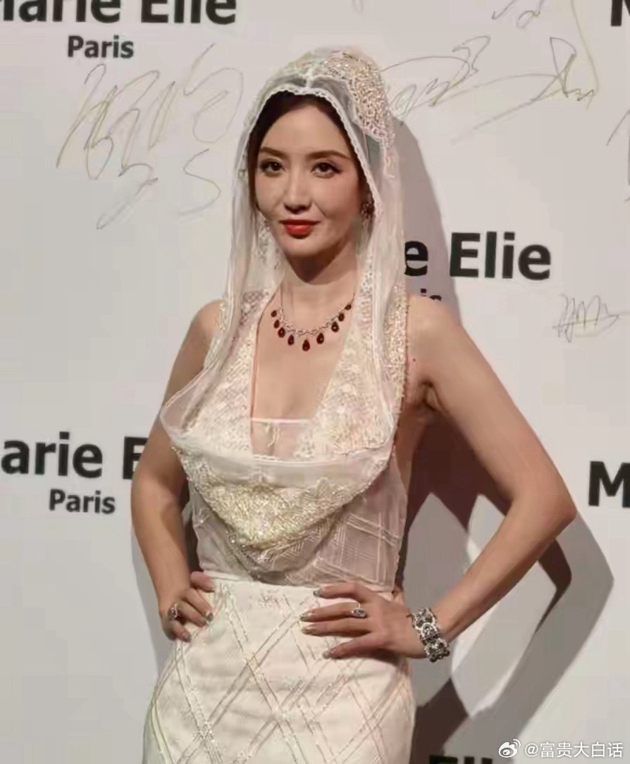 张萌亮相上海时装周，太敢穿 性感指数拉满了 富有且慷慨！张萌