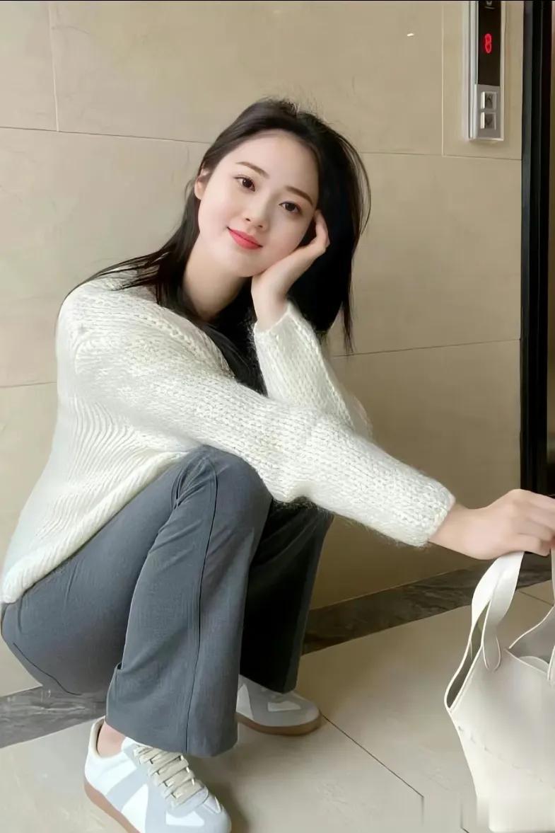 以后给孩子取名字能用上，建议保存。
你的姓＋你喜欢的颜色＋你星座的第二个字。
你