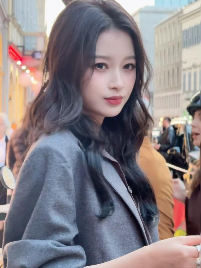 孙怡米兰街头好松弛的美   今天又是抓住了我的心了呀，不得不说孙怡米兰街头好松弛