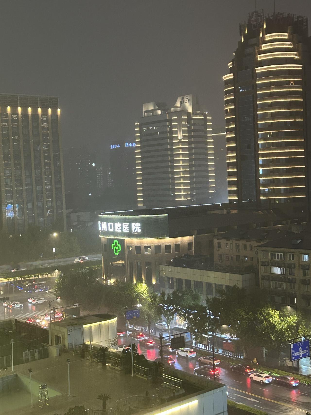 不必追赶别人，走好自己的路，安静努力就很好。