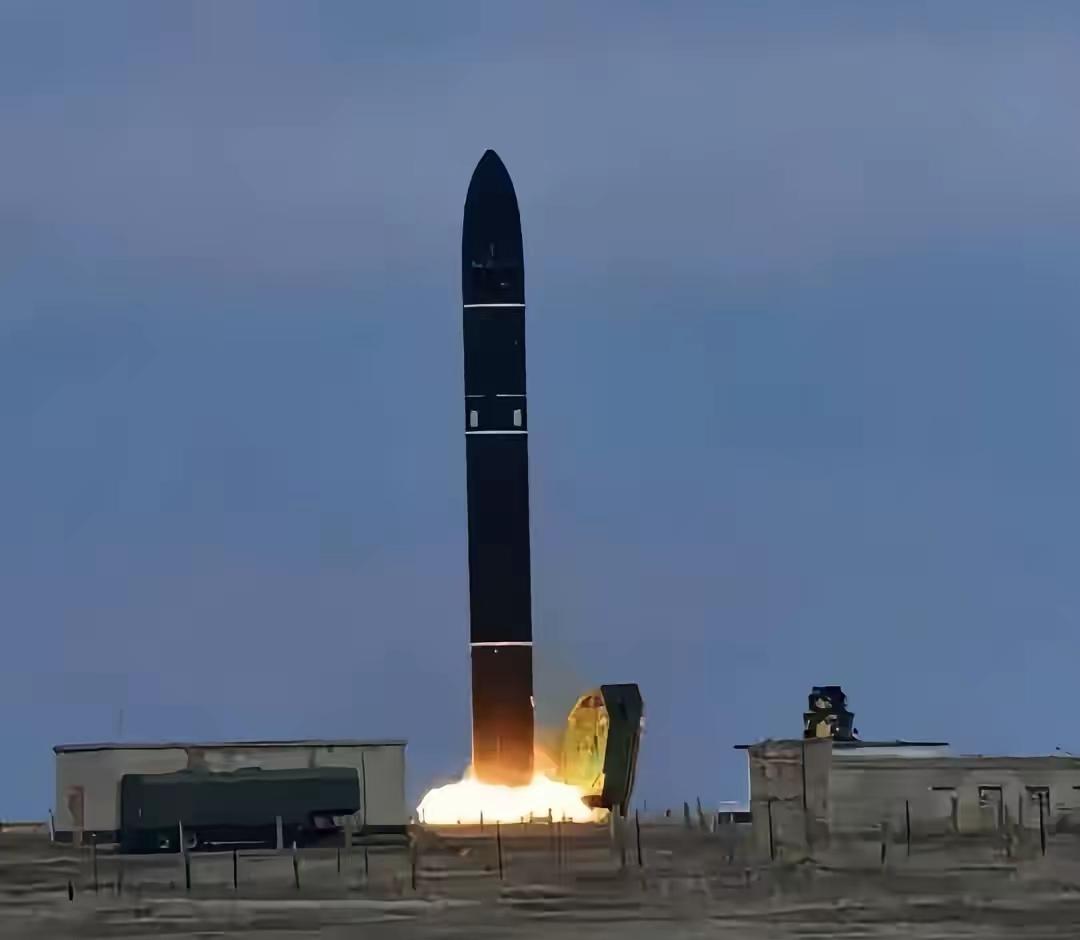 很奇怪，漫天遍地都是美以对伊朗发起联合袭击的报道，伊朗的反击呢？哈梅内伊去哪里了