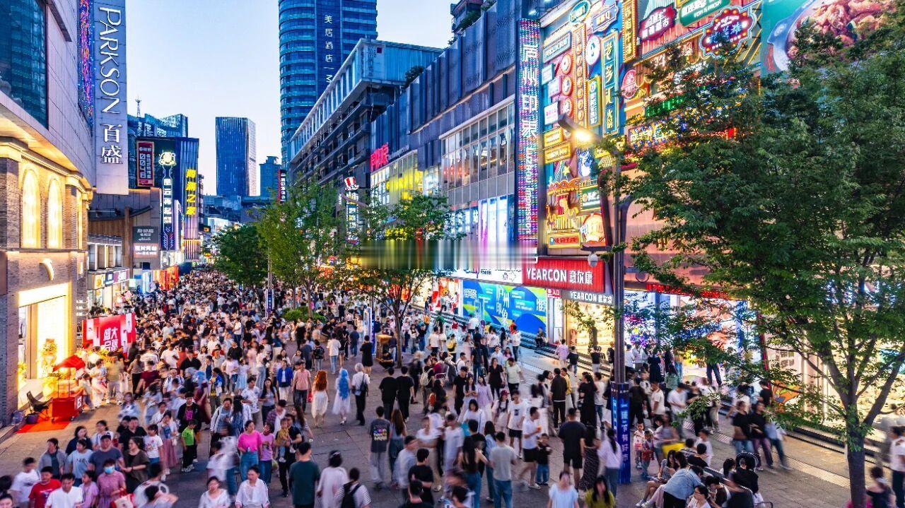 合肥商业最新消息总有人在网上造谣淮河路步行街冷清没人逛，只能说网上没赢过，现实从